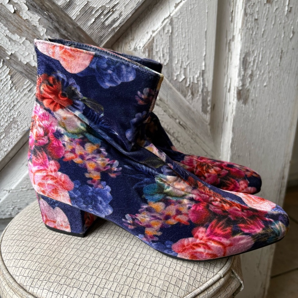 Size 7 Betsey Johnson Talia velvet floral booties